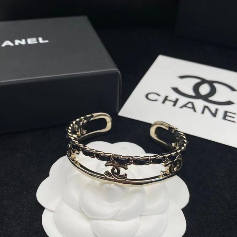 AAAA Replica Chanel Fashion Cutout Cuff Bracelet