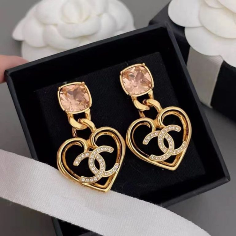 AAAA Replica Chanel Fashion Rhinestone Heart Stud Earrings