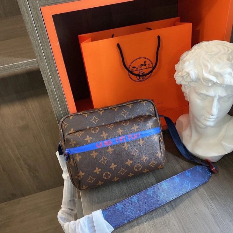 AAAA Replica Louis Vuitton Simple Letter Print Crossbody Bag