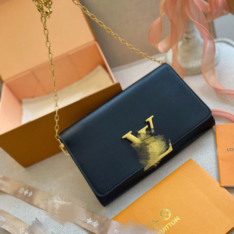 AAAA Replica Louis Vuitton Simple Metal Letter Decorative Shoulder Bag